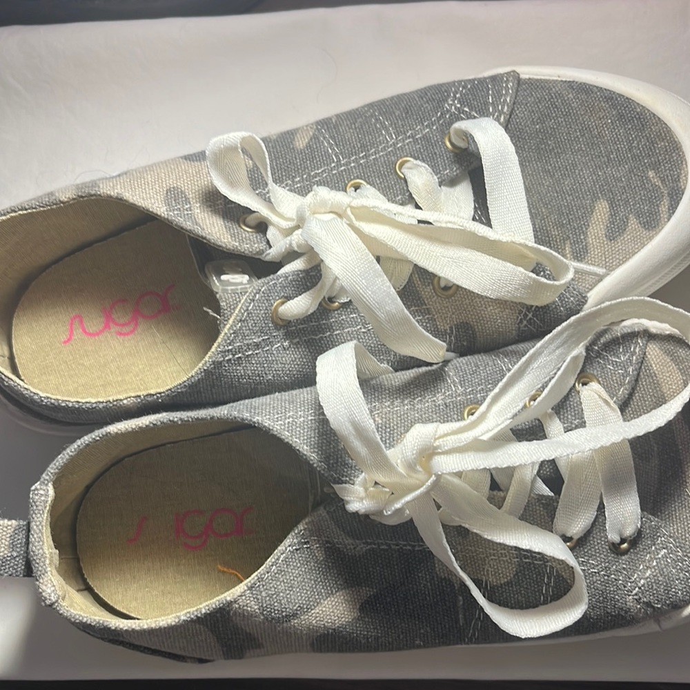 Camo size 9.5 Womens